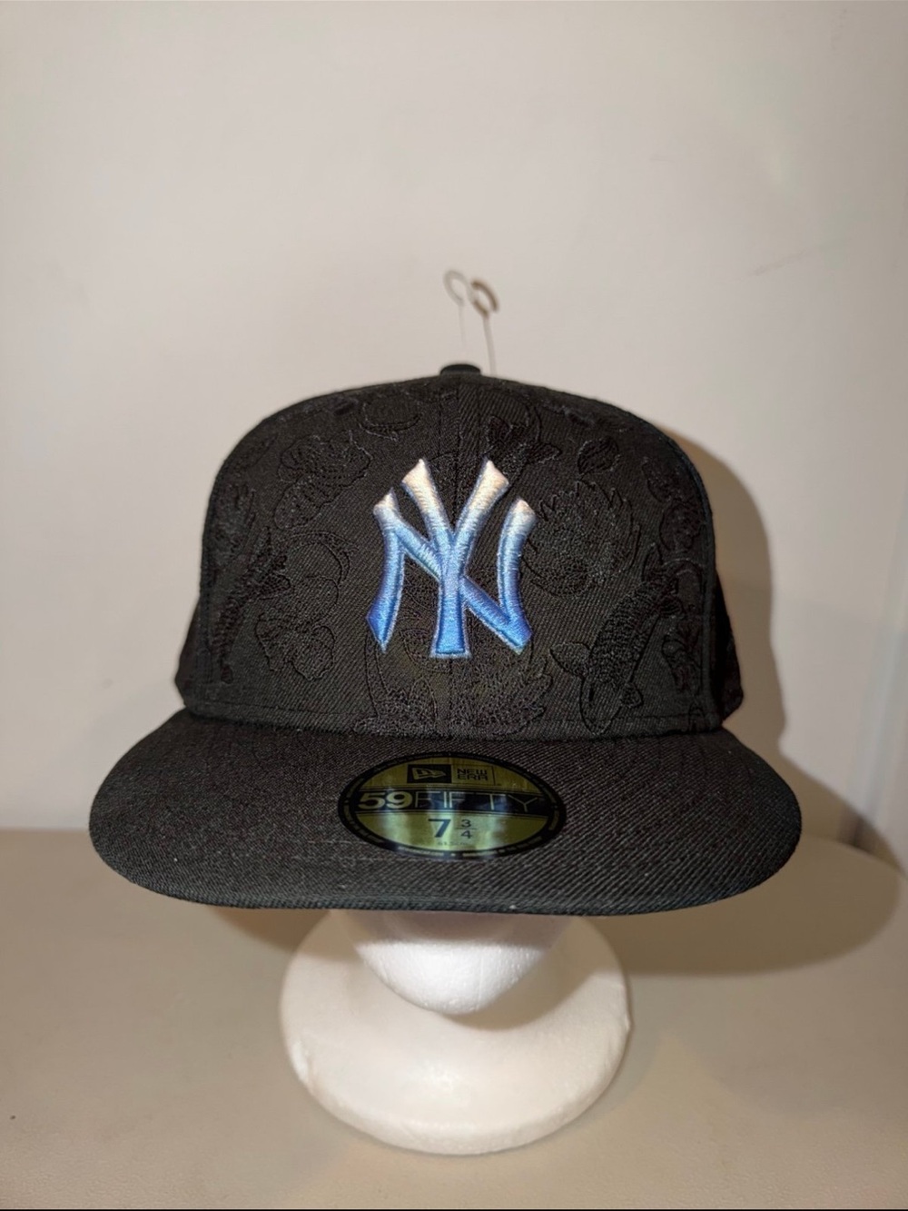 New York Yankees New Era Black Tonal Koi Fitted Hat. Size 7 3/4 (NWTS)